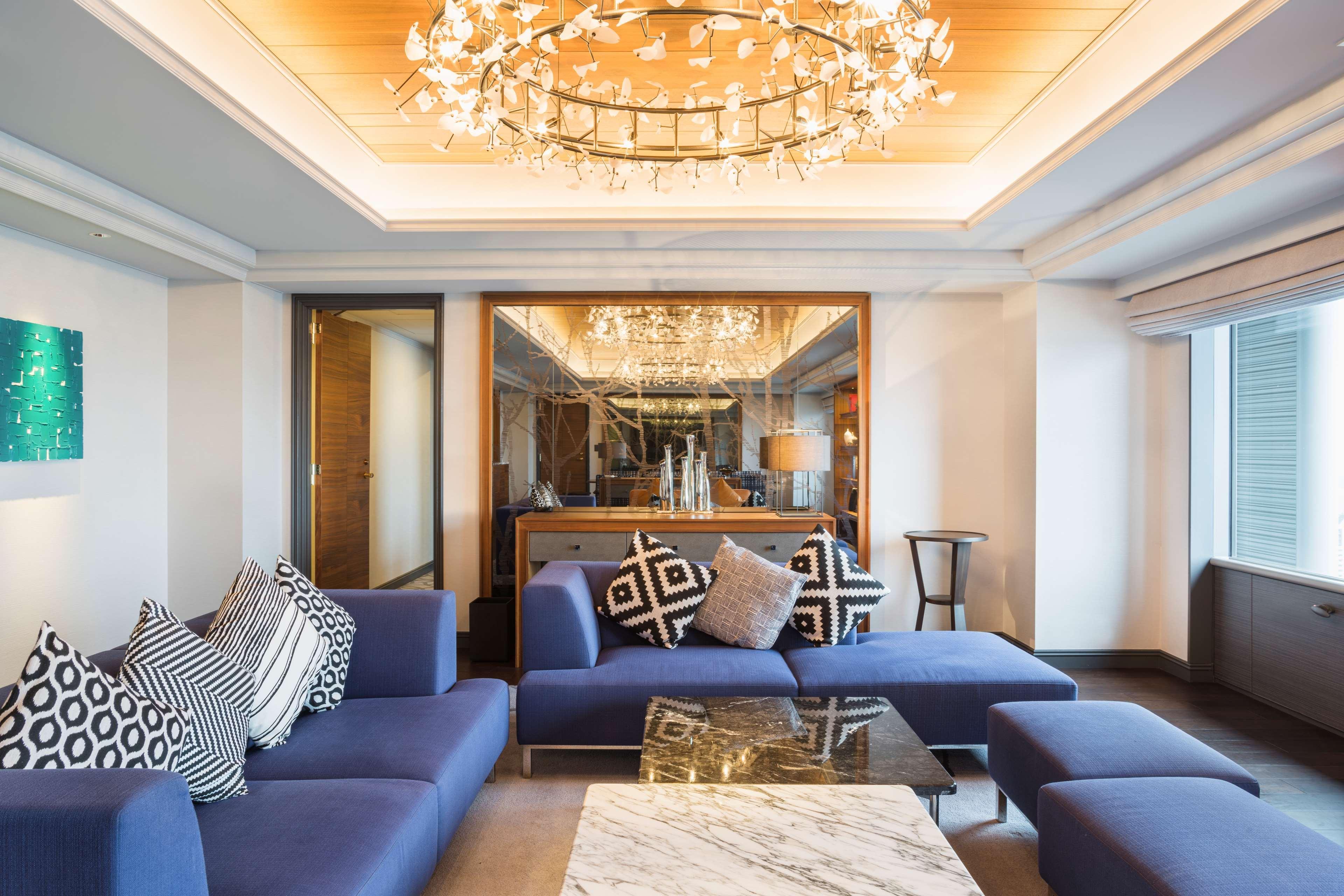 Swissotel Nankai Ōsaka Exterior foto The living room of a three-bedroom apartment at The Ritz-Carlton, Hong Kong