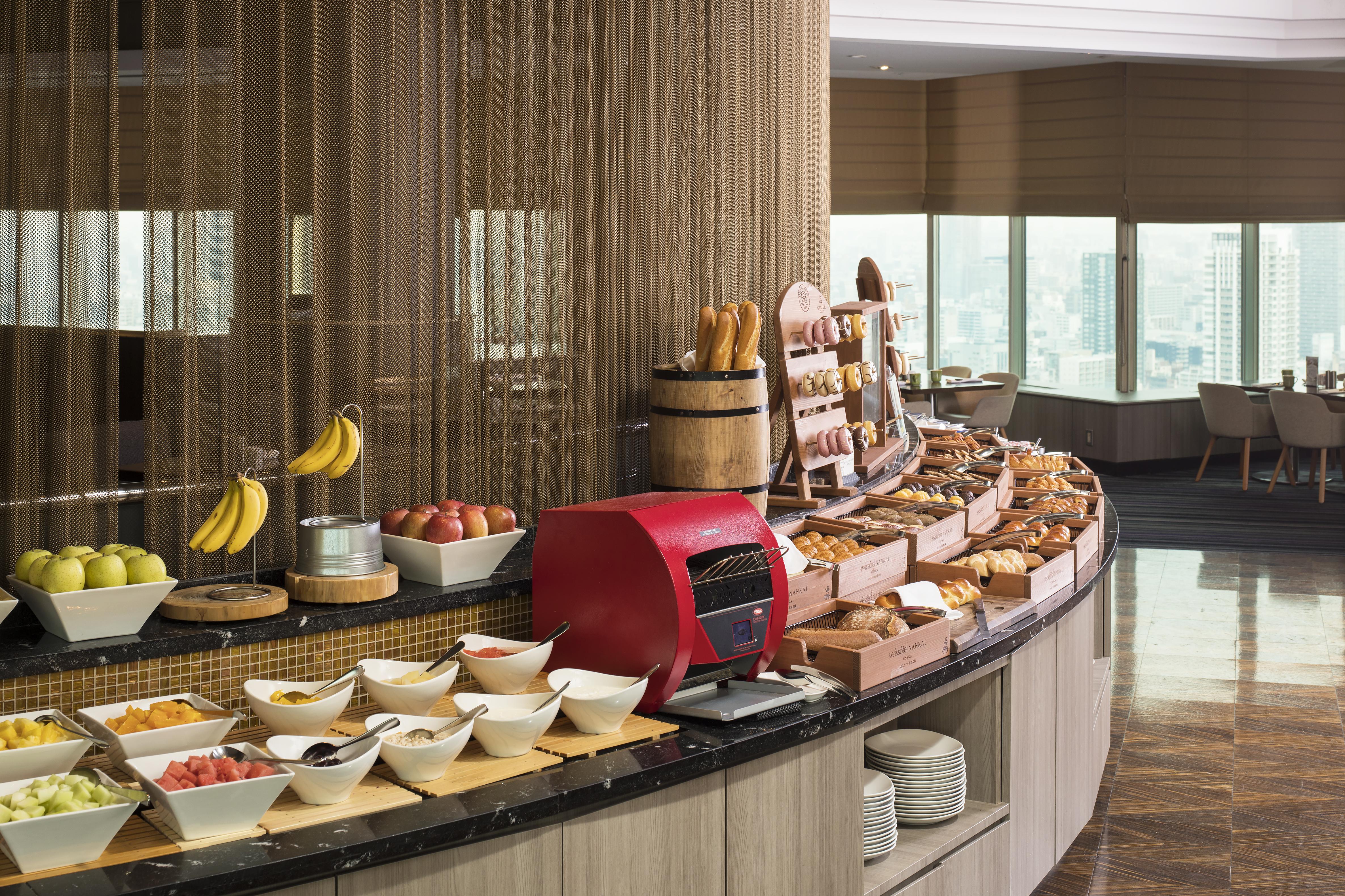 Swissotel Nankai Ōsaka Exterior foto A buffet at a hotel