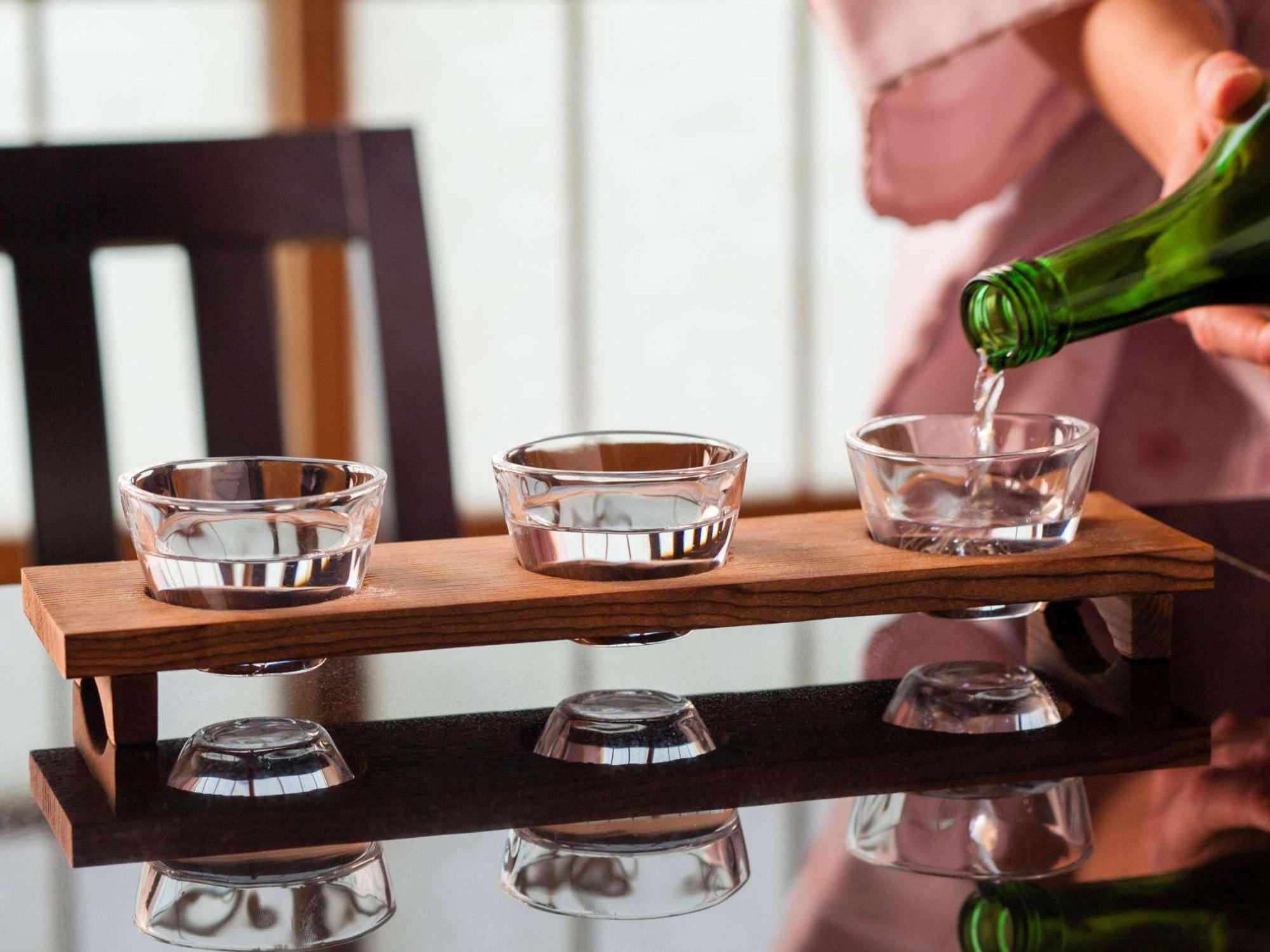 Swissotel Nankai Ōsaka Exterior foto A server pouring soju