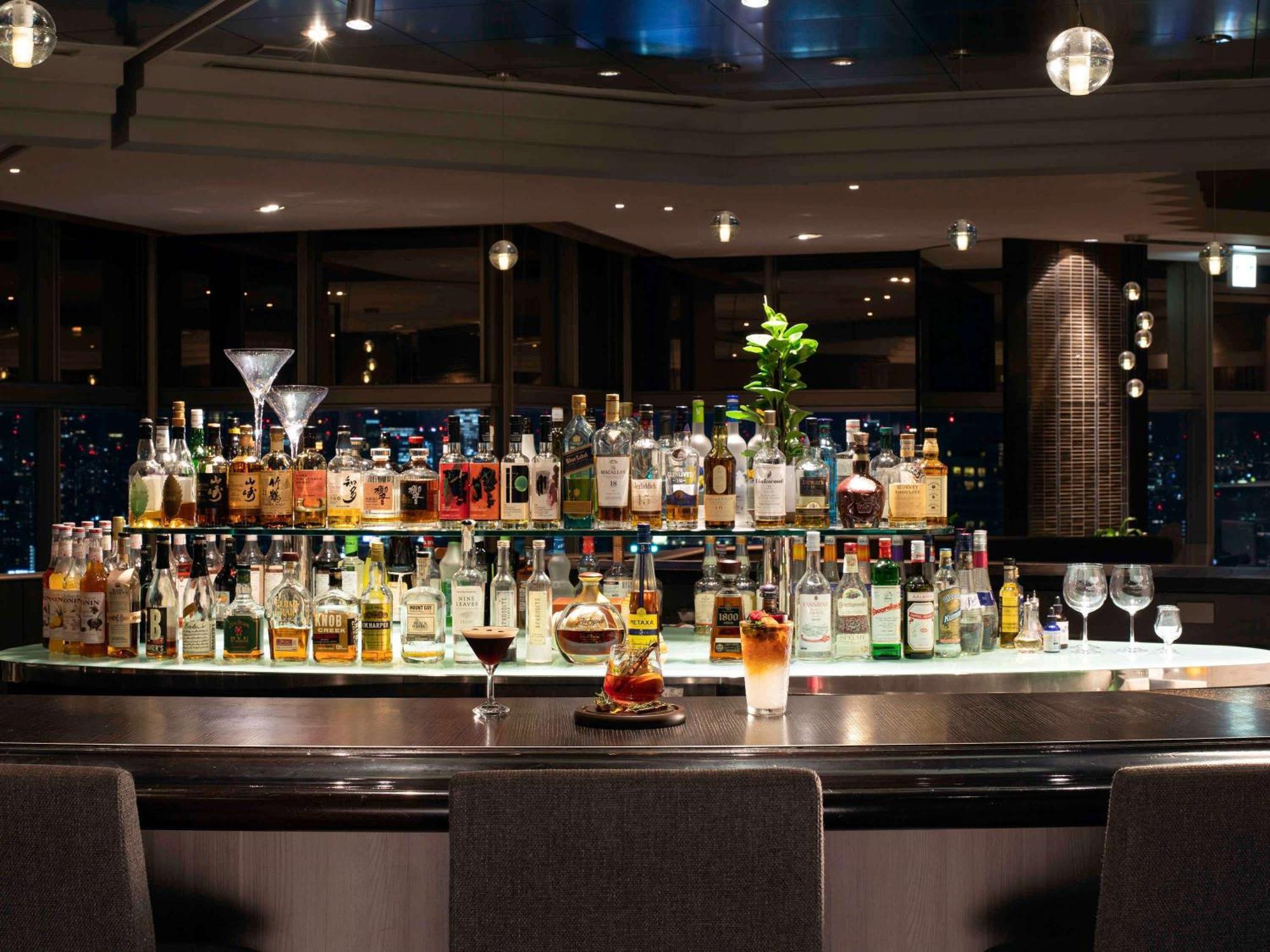 Swissotel Nankai Ōsaka Exterior foto The bar at the 360° Lounge