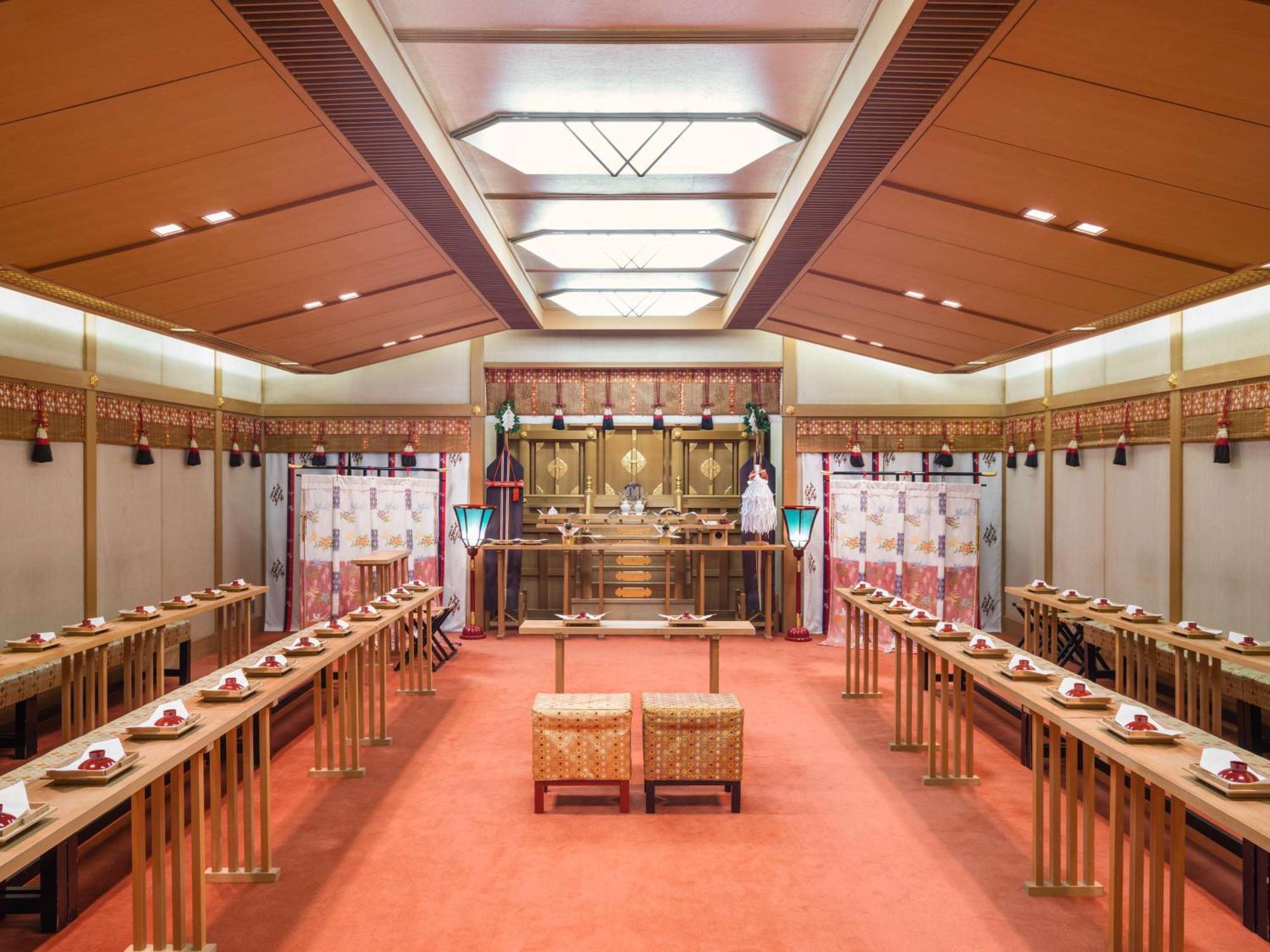 Swissotel Nankai Ōsaka Exterior foto The interior of a shinto shrine